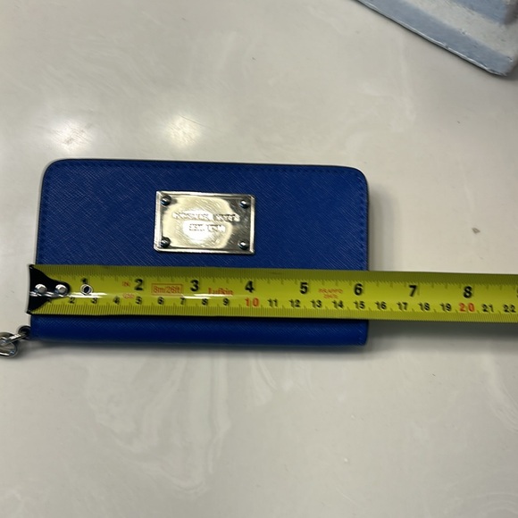 ⭐️⭐️ Women’s pebble leather Michael Kors wallet. Brand new condition. - Picture 10 of 12